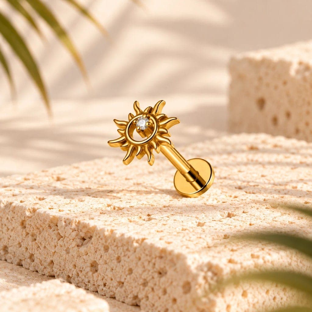 Labret doré soleil pour tragus, sur une pierre de corail